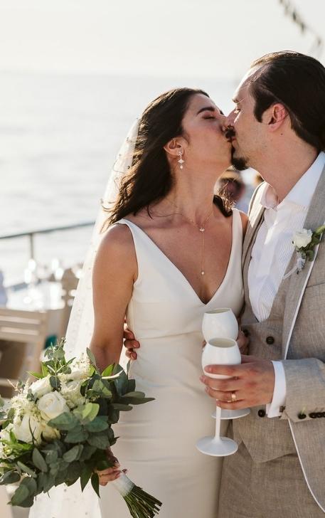 matrimonio in barca bacio